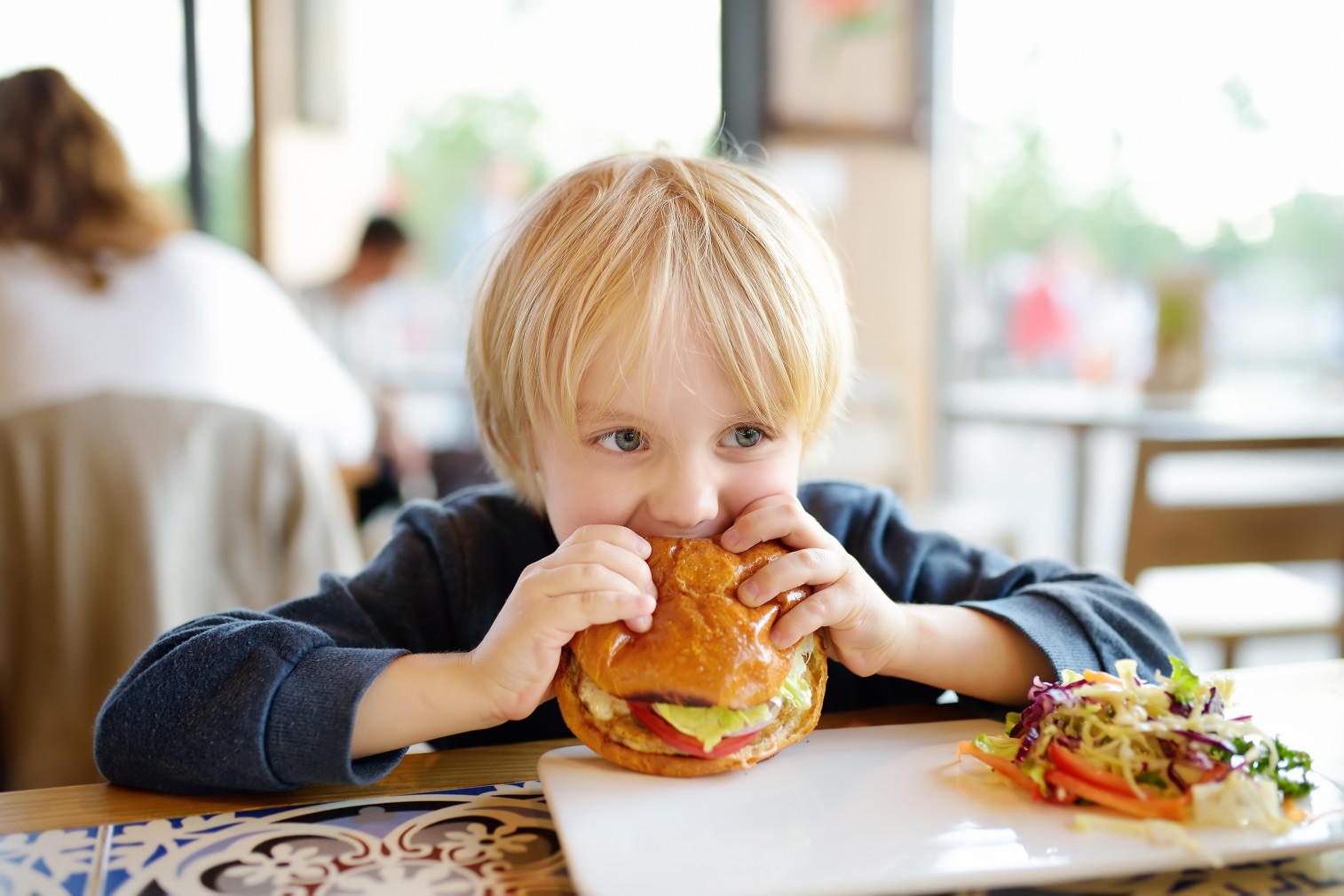 Bild: Vorsicht vor häufigem Fast Food bei Kindern! Bild: @Maria_Sbytova via Twenty20
