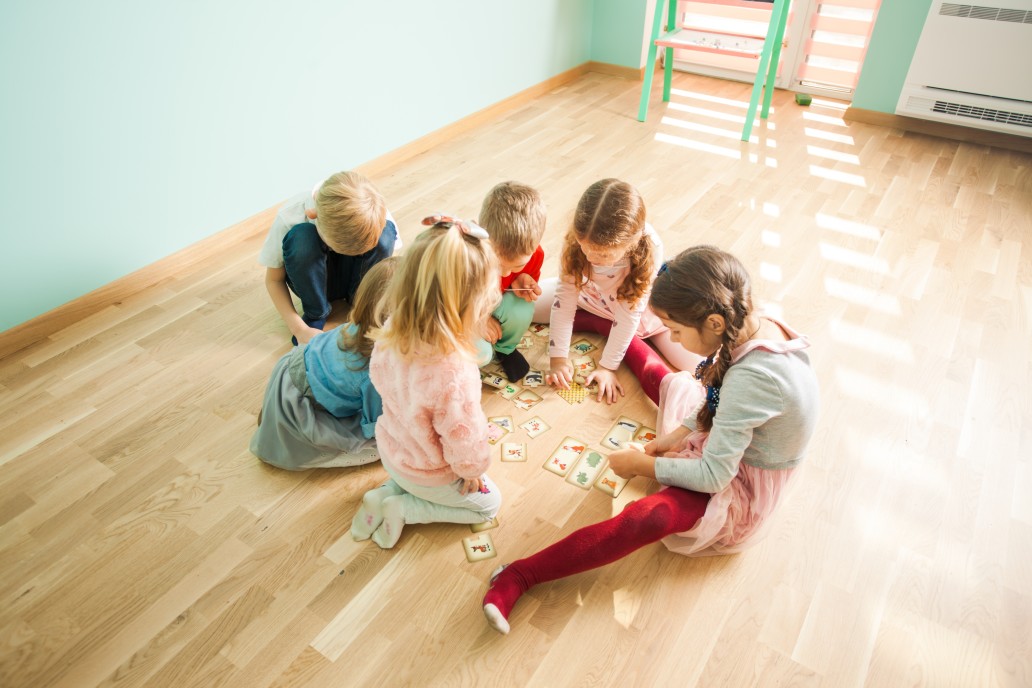 Freunde finden & gemeinsam spielen im Kindergarten kann den Kindergarten Besuch aufregend machen. Bild: @sunflowerlight via Twenty20