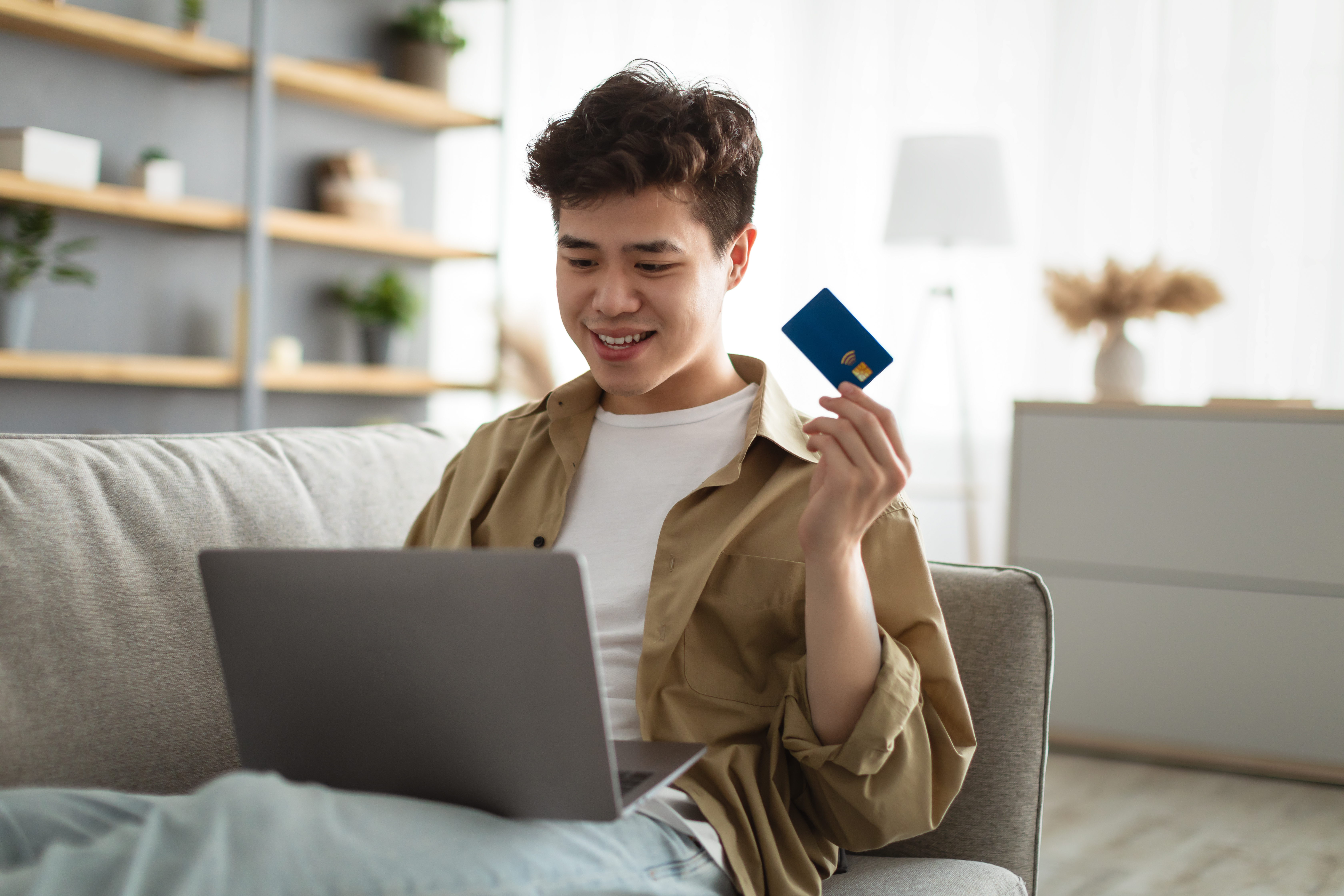 Eine Kreditkarte bietet viele Vorteile - z.B. bequemes Online-Shopping auch für Kinder und Jugendliche mit Prepaid Karten