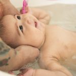 Bei welcher Wasser-Temperatur soll ich mein Baby baden?