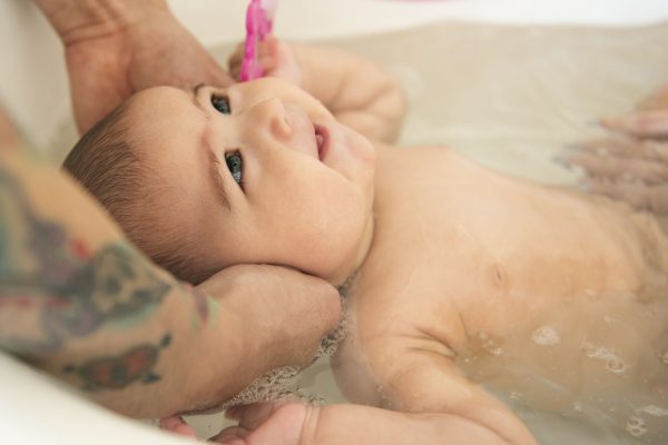 Baby richtig baden - Tipps & Ratgeber lesen