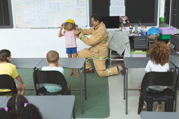 Brandschutz Übung für Kinder im Klassenzimmer