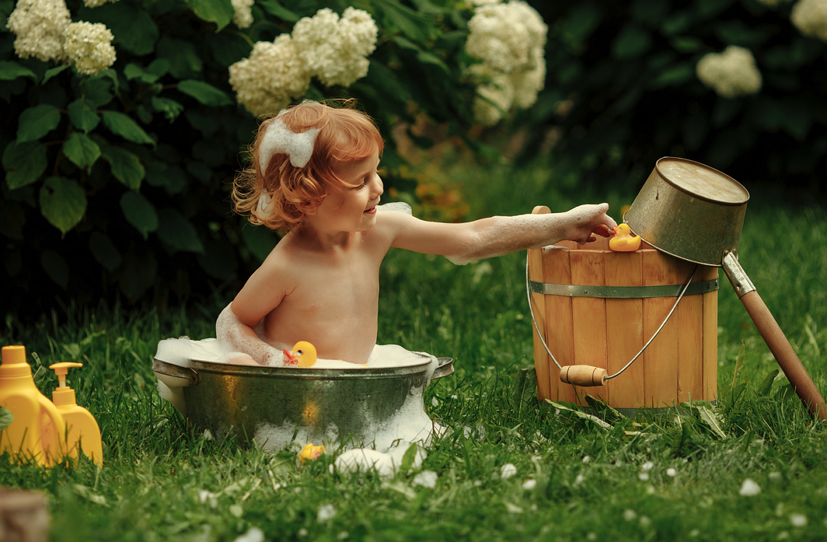 Kind wäscht sich selbst im Sommer - Wie oft sollte man seinem Kind die Haare waschen? - Tipps im Ratgeber lesen