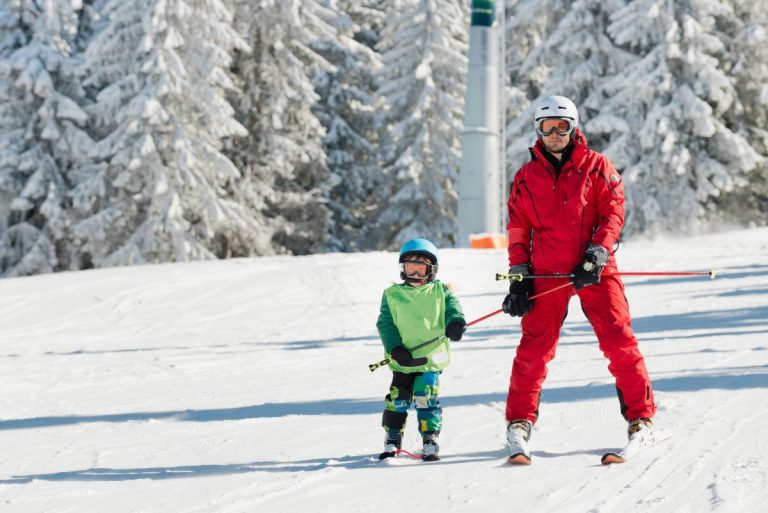 Welche grundlegenden Skitechniken sollten Kinder zuerst lernen?