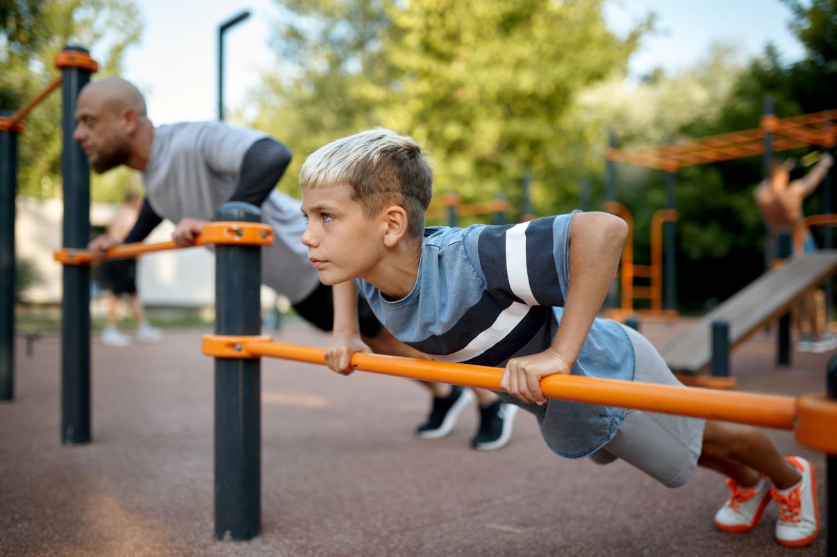 Bild: Gemeinsamer Sport kann die Eltern-Kind Beziehung stärken und ist empfehlenswert