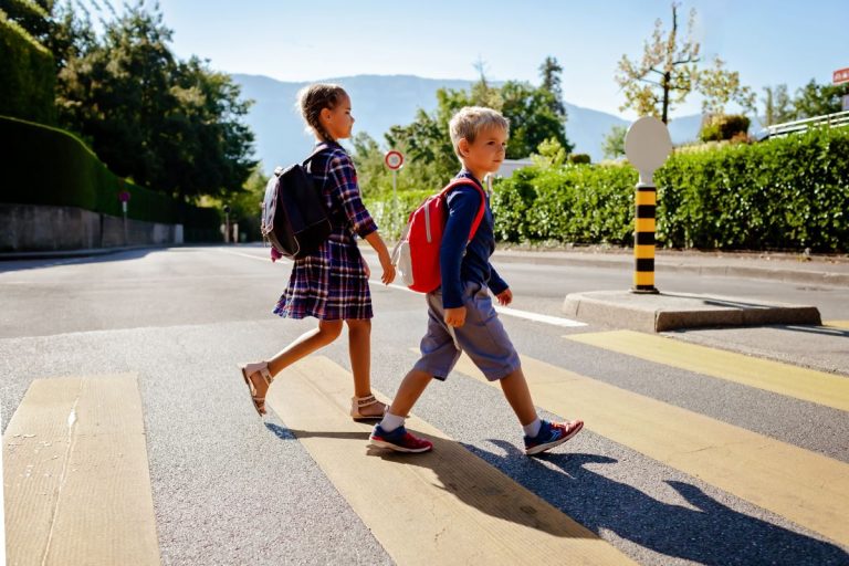 Sicherer Schulweg – Wie kann ich mein Kind auf den Schulweg vorbereiten?