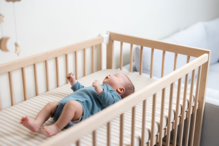 Wie lange sollte ein Kind im Gitterbett schlafen? – Wechsel ins Kinderbett